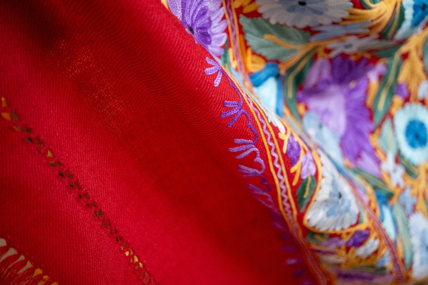 Châle en Laine à Motifs Traditionnels (Rouge et violet) – Fait en Inde