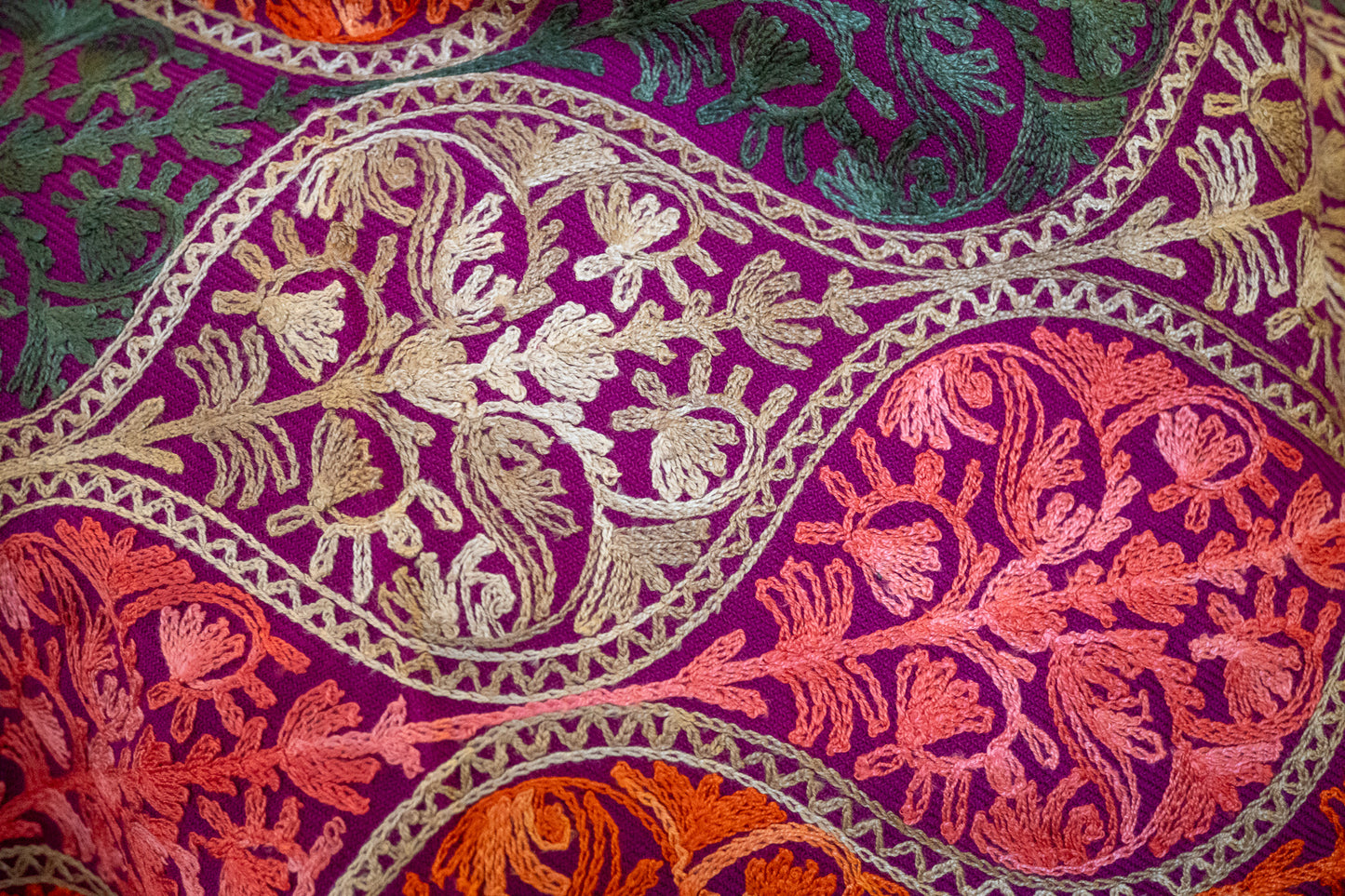 Châle en Laine à Motifs Traditionnels (Rouge et violet) – Fait en Inde