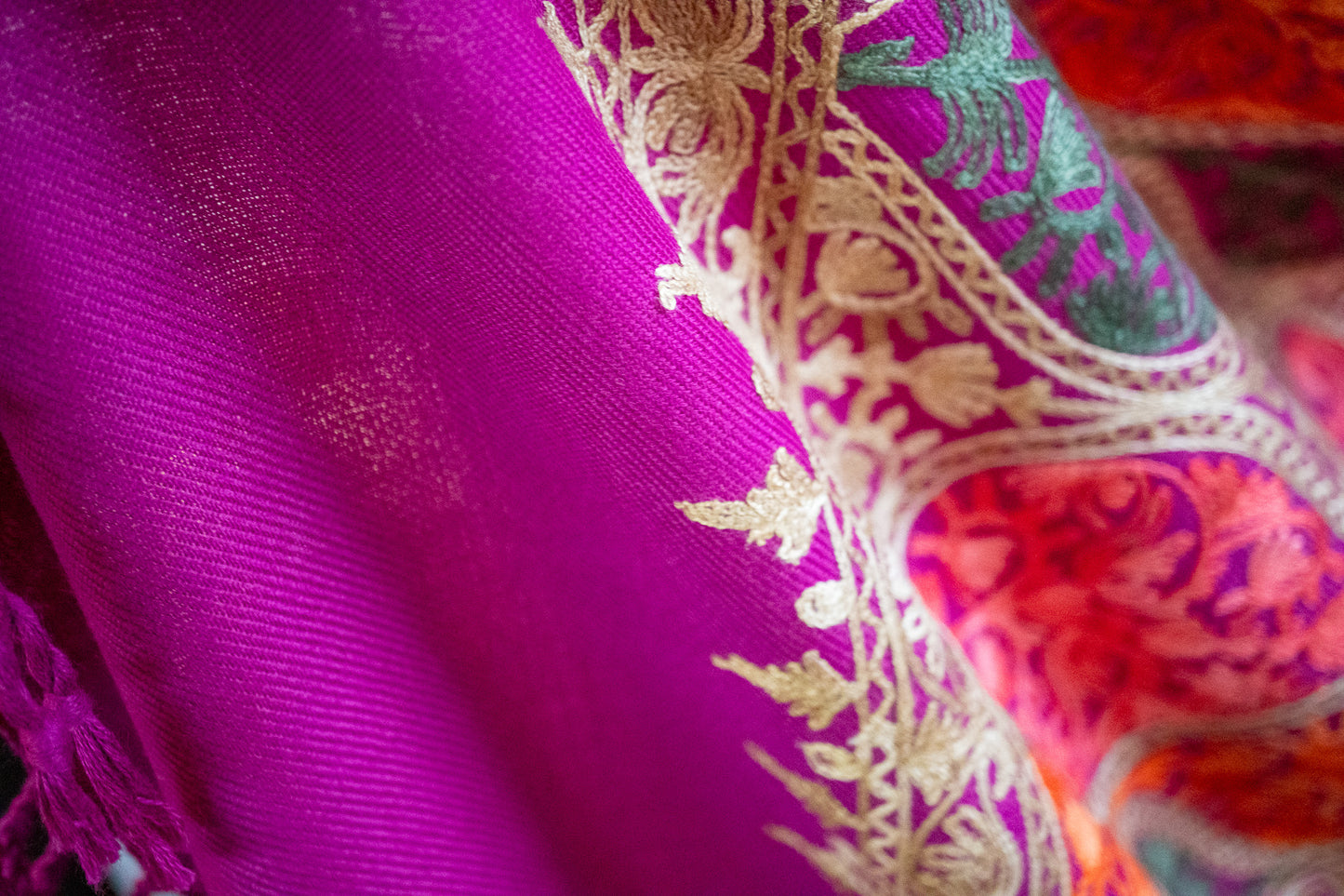 Châle en Laine à Motifs Traditionnels (Rouge et violet) – Fait en Inde