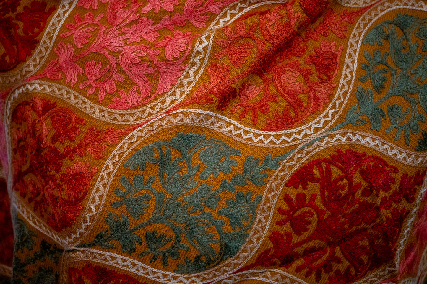 Châle en Laine à Motifs Traditionnels (Rouge) – Fait en Inde