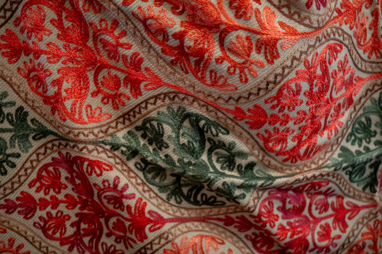 Châle en Laine à Motifs Traditionnels (Rouge) – Fait en Inde