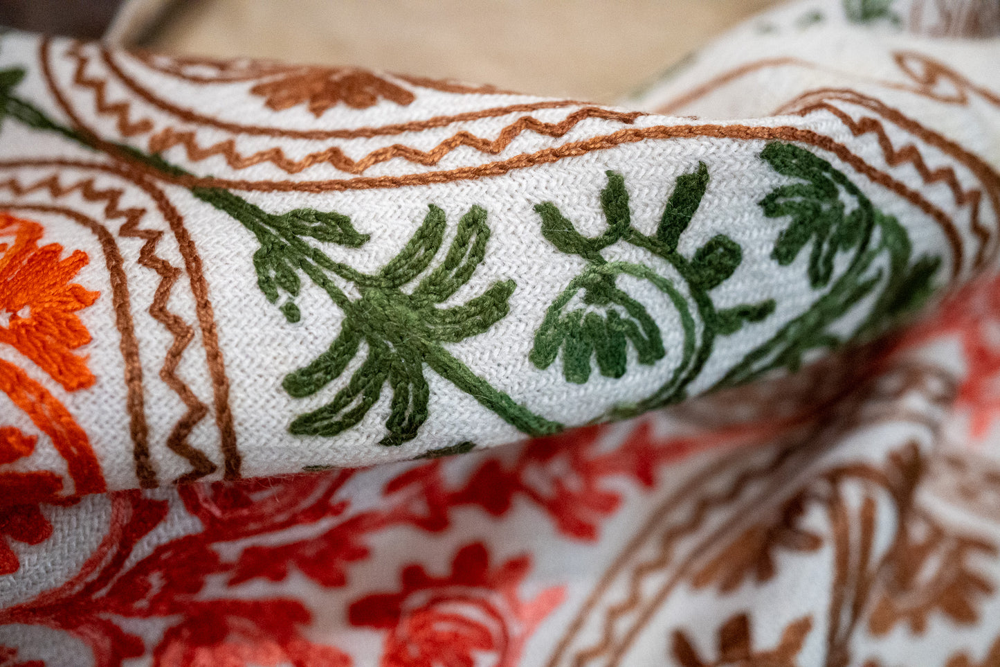 Châle en Laine à Motifs Traditionnels (Blanc) – Fait en Inde